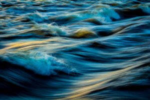 The flow of ocean waves